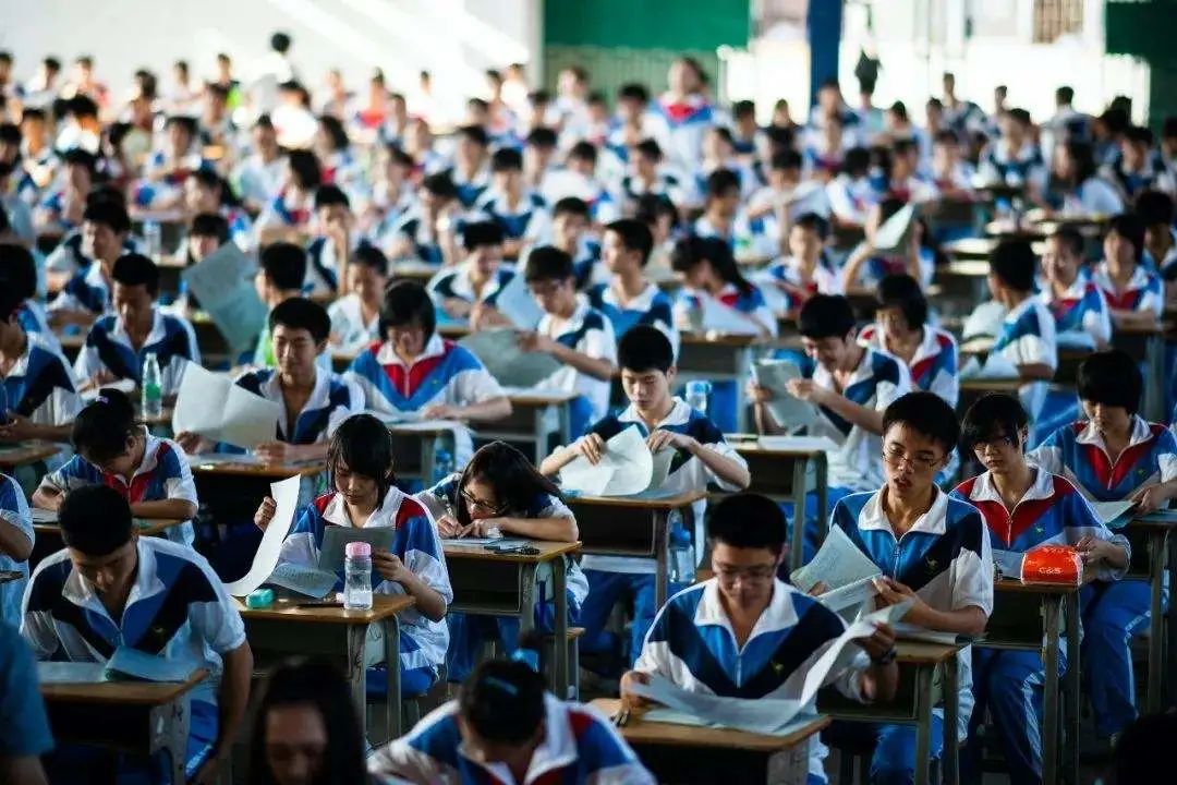 廣東虹科 | 高考后的選擇至關(guān)重要，屋面瓦代理加盟，品牌選擇也是如此